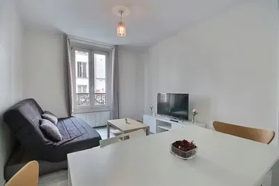 Soggiorno; pavimento in legno, luce naturale, stile moderno, soffitti alti