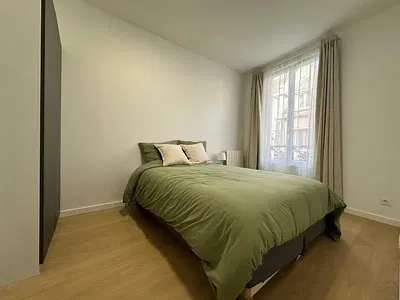 Salon; podłoga drewniana, światło dzienne, styl nowoczesny, wysokie sufity