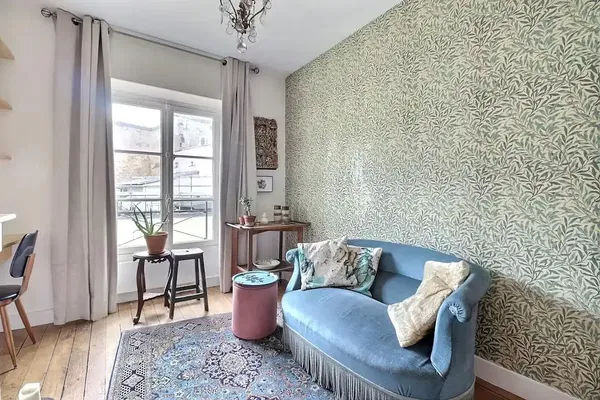 Σαλόνι; ξύλινο πάτωμα, φυσικό φως, μοντέρνο στυλ, ψηλά ταβάνια