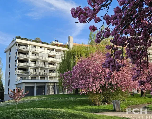 Soggiorno; pavimento in legno, luce naturale, stile moderno, soffitti alti