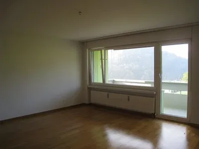 Wohnzimmer; holzboden, tageslicht, moderner stil, hohe decken