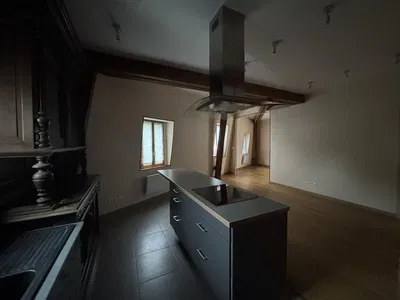 Дневна соба; дрвени под, природно светло, модерни стил, високи плафони