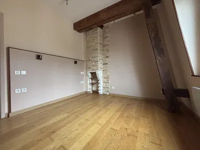 Дневна соба; дрвени под, природно светло, модерни стил, високи плафони