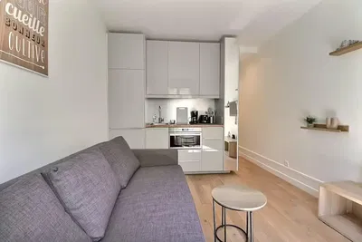 Woonkamer; houten vloer, natuurlijk licht, moderne stijl, hoge plafonds