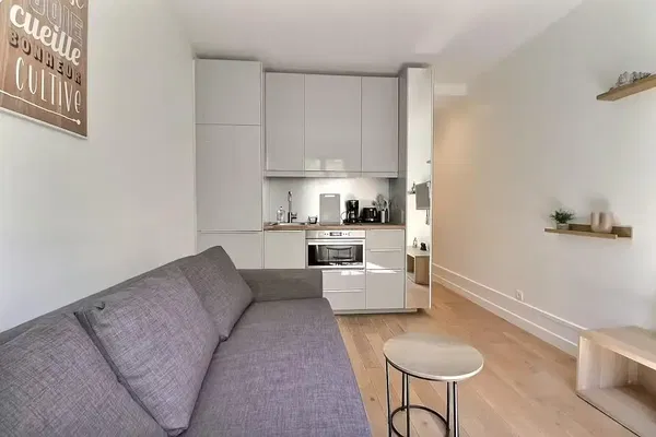 Wohnzimmer; holzboden, tageslicht, moderner stil, hohe decken