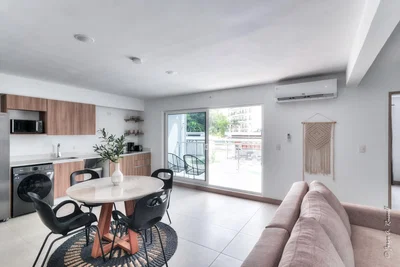 غرفة معيشة; أرضية خشبية, ضوء طبيعي, أسلوب عصري, أسقف عالية