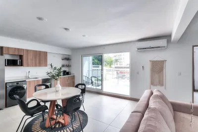 Wohnzimmer; holzboden, tageslicht, moderner stil, hohe decken