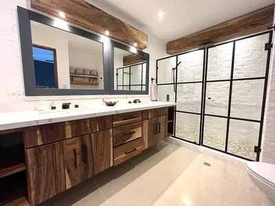 Obývací pokoj; dřevěná podlaha, přirozené světlo, moderní styl, vysoké stropy