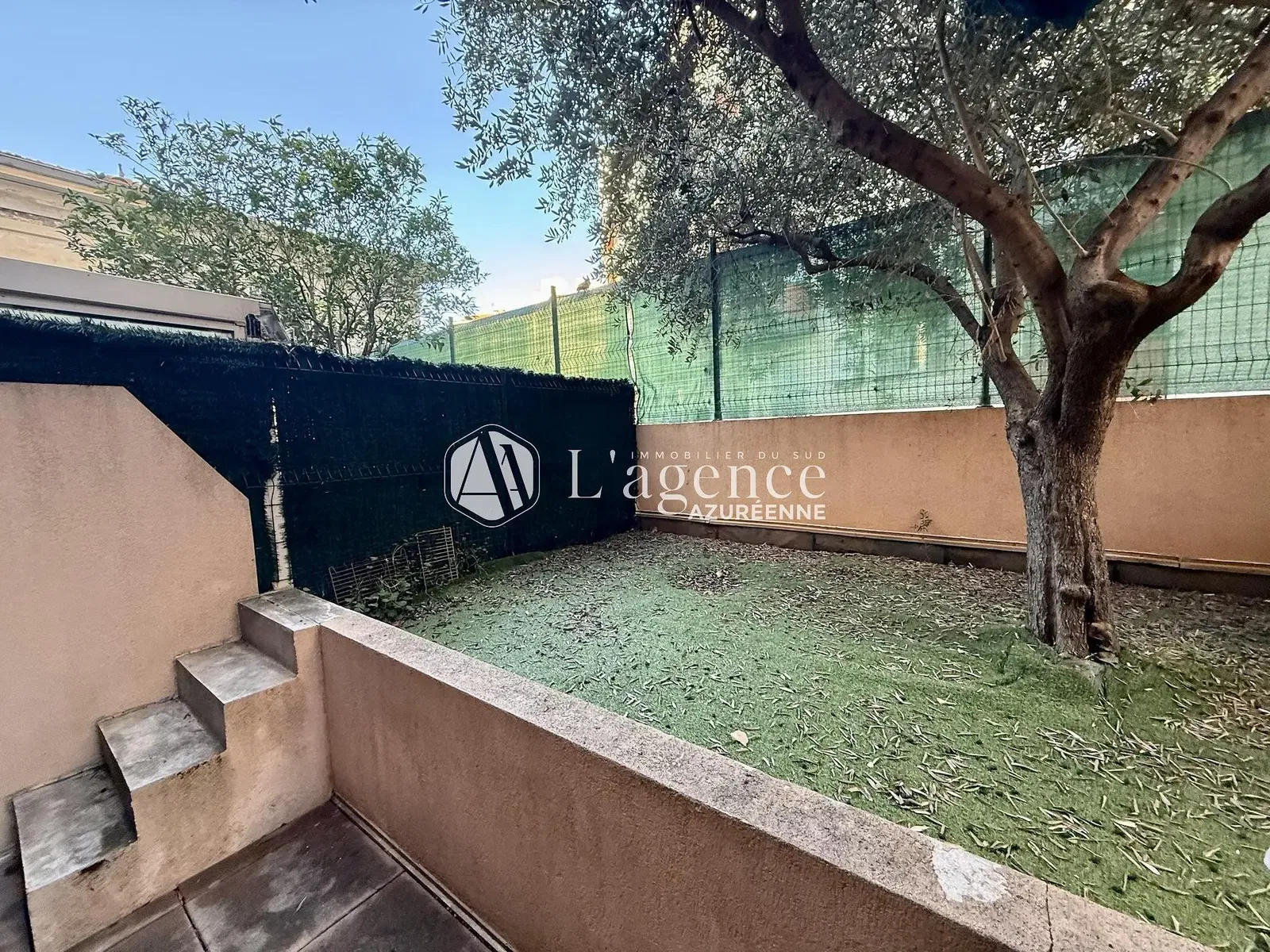 Living room; wood floor, natural light, modern style, high ceiling