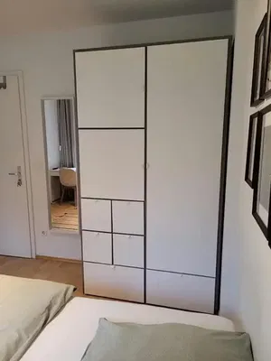 Living room; wood floor, natural light, modern style, high ceiling