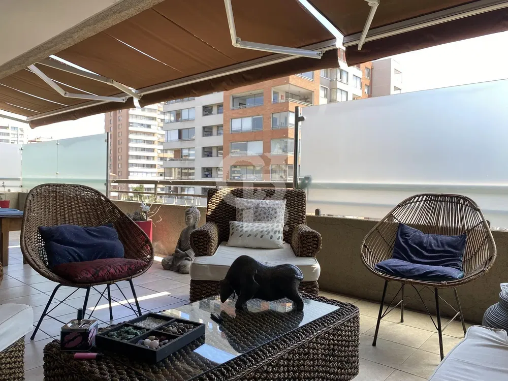 Wohnzimmer; holzboden, tageslicht, moderner stil, hohe decken