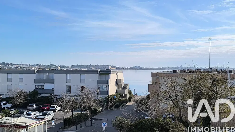 Σαλόνι; ξύλινο πάτωμα, φυσικό φως, μοντέρνο στυλ, ψηλά ταβάνια