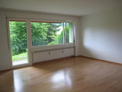 Σαλόνι; ξύλινο πάτωμα, φυσικό φως, μοντέρνο στυλ, ψηλά ταβάνια