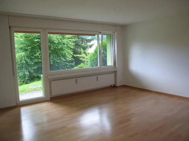 Wohnzimmer; holzboden, tageslicht, moderner stil, hohe decken
