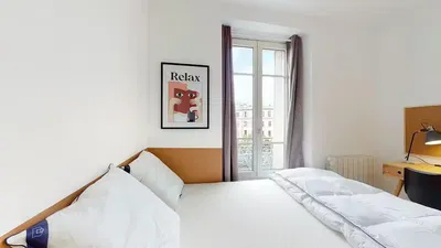 Кухня; кухненски уреди, дървен под, естествена светлина, модерен стил, ремонтиран