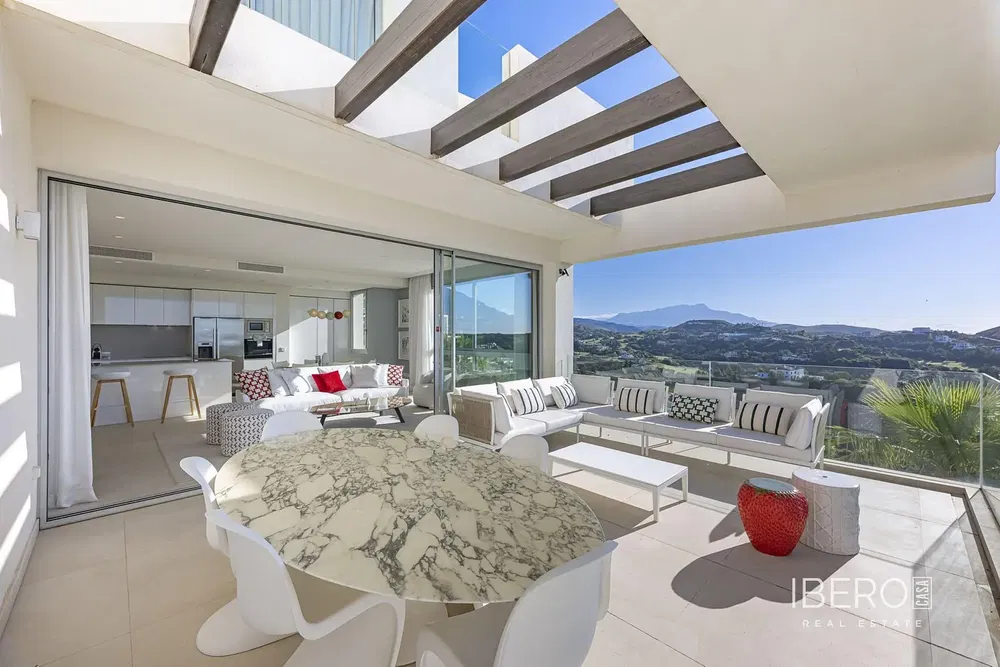 Хол; дървен под, естествена светлина, модерен стил, високи тавани