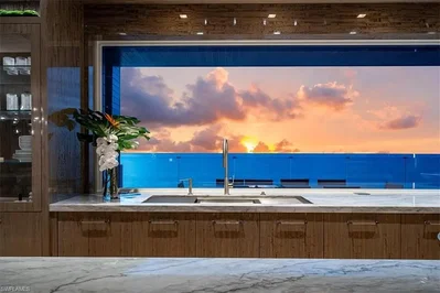 Cocina; electrodomésticos, suelo de madera, luz natural, estilo moderno