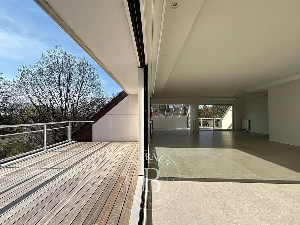 Дневна соба; дрвени под, природно светло, модерни стил, високи плафони