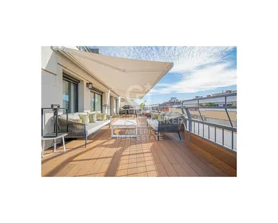 Dnevni boravak; drveni pod, prirodna svjetlost, moderan stil, visoki stropovi