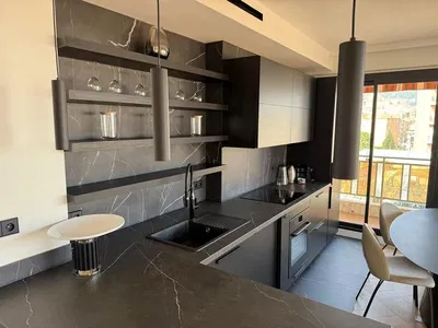 Cuisine; électroménager, parquet, lumière naturelle, style moderne, rénové