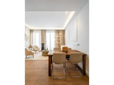 Obývací pokoj; dřevěná podlaha, přirozené světlo, moderní styl, vysoké stropy