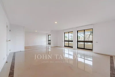 Salón; suelo de madera, luz natural, estilo moderno, techos altos
