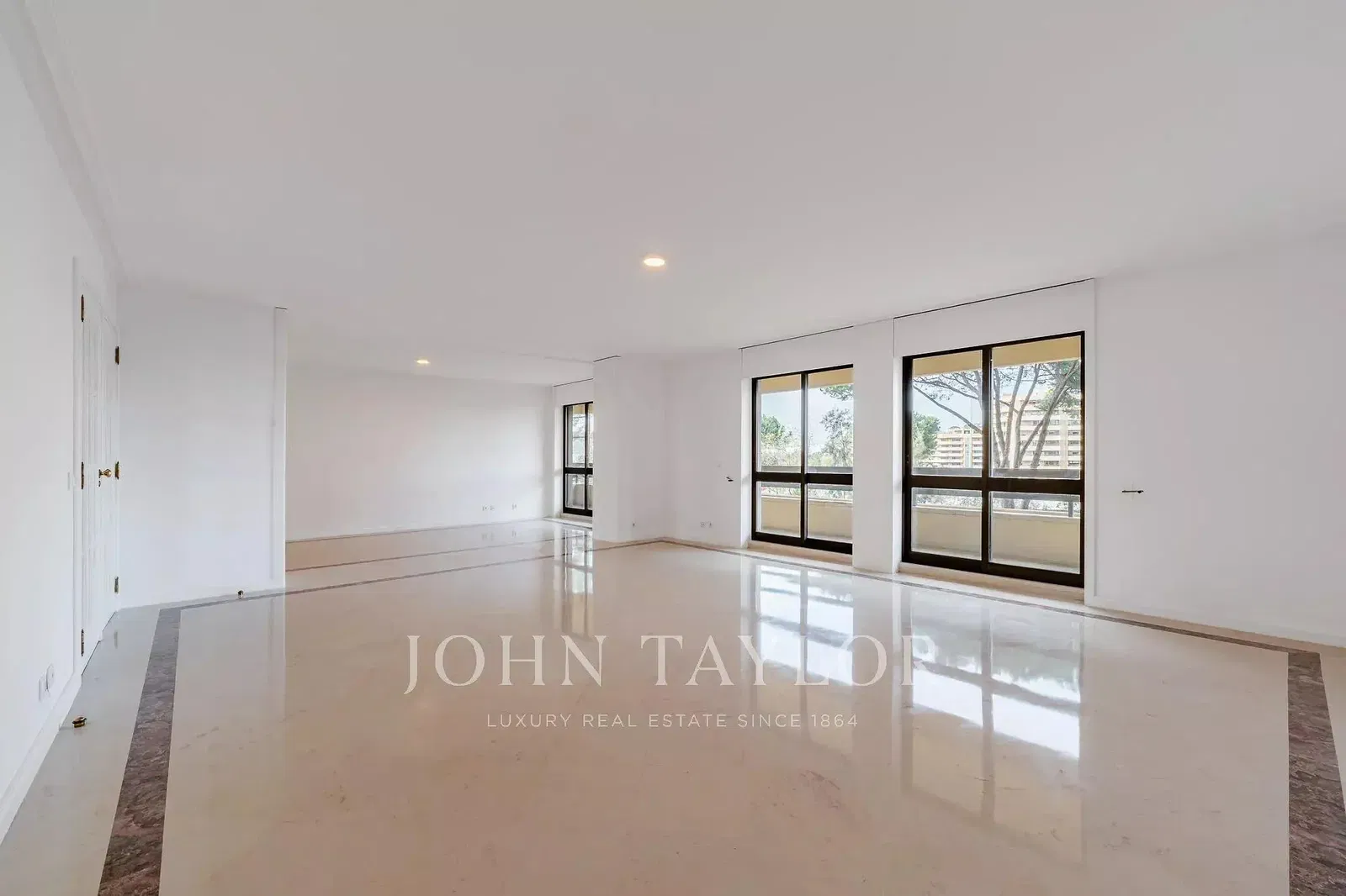 Soggiorno; pavimento in legno, luce naturale, stile moderno, soffitti alti