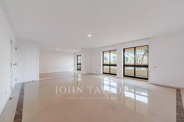 Sala de estar; chão de madeira, luz natural, estilo moderno, teto alto