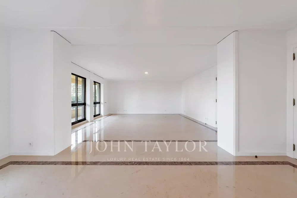 Salón; suelo de madera, luz natural, estilo moderno, techos altos