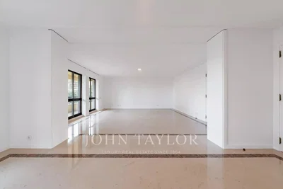 Salón; suelo de madera, luz natural, estilo moderno, techos altos