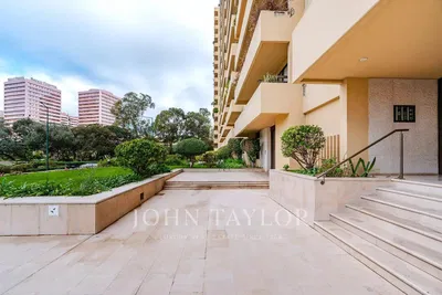Living room; wood floor, natural light, modern style, high ceiling