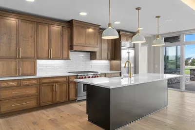 Дневна соба; дрвени под, природно светло, модерни стил, високи плафони