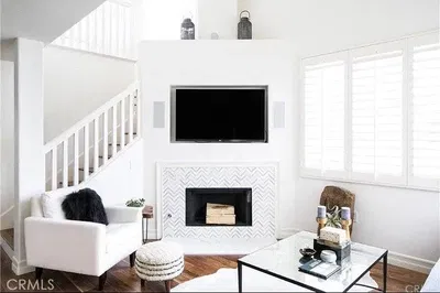 Living room; wood floor, natural light, modern style, high ceiling