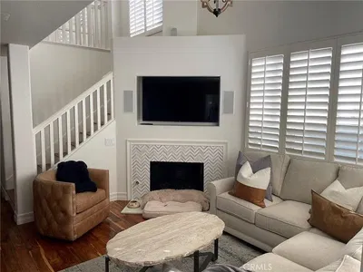 Salon; parquet, lumière naturelle, style moderne, hauteur sous plafond