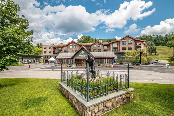 Cuisine; électroménager, parquet, lumière naturelle, style moderne, rénové