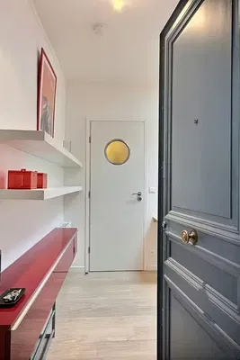 Cozinha; eletrodomésticos, chão de madeira, luz natural, estilo moderno, renovado