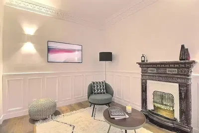 Obývačka; drevená podlaha, prirodzené svetlo, moderný štýl, vysoké stropy