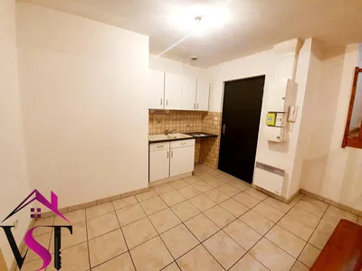 Keuken; keukenapparatuur, tegelvloer, natuurlijk licht, moderne stijl, gerenoveerd