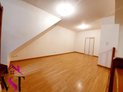 Keuken; keukenapparatuur, houten vloer, natuurlijk licht, moderne stijl