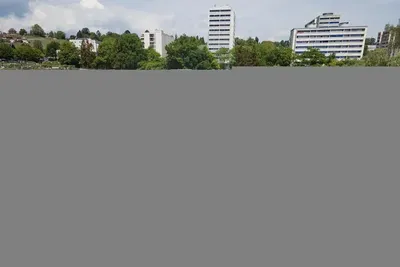 Obývací pokoj; dřevěná podlaha, přirozené světlo, moderní styl, vysoké stropy