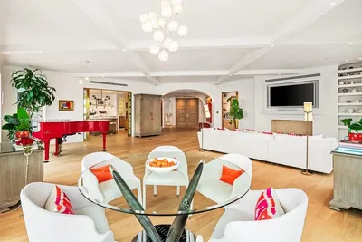 Living room; natural light, wood floor, modern style, high ceiling