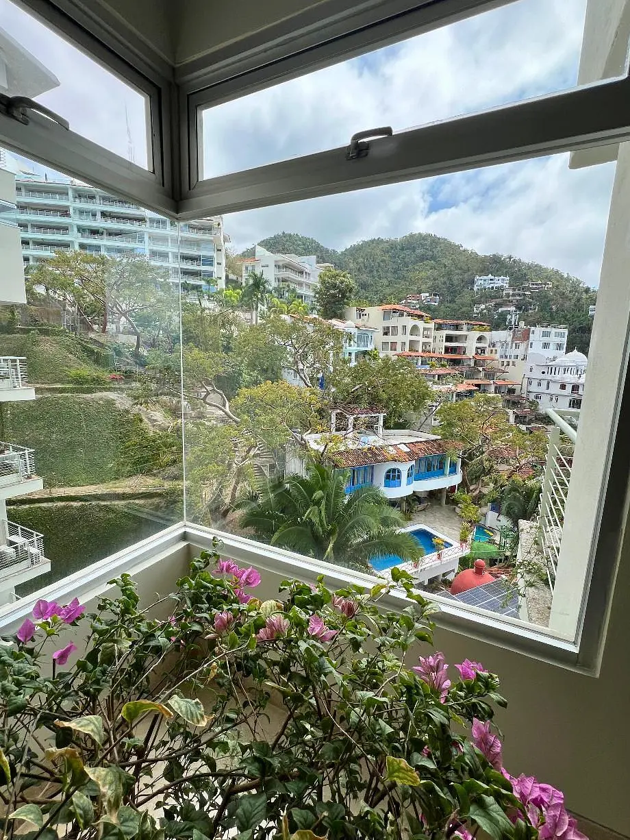 Oturma odası; ahşap zemin, doğal ışık, modern stil, yüksek tavan