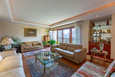 Wohnzimmer; holzboden, tageslicht, moderner stil, hohe decken