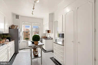Salon; parquet, lumière naturelle, style moderne, hauteur sous plafond
