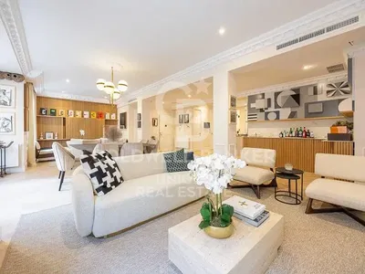 Salon; parquet, lumière naturelle, style moderne, hauteur sous plafond