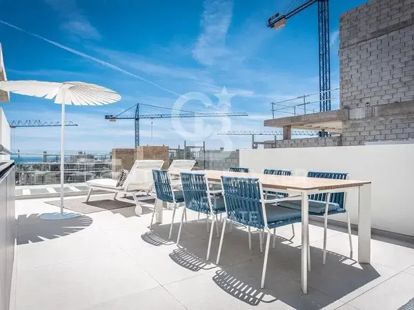 Wohnzimmer; holzboden, tageslicht, moderner stil, hohe decken