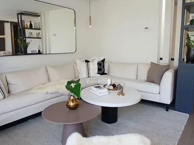 Obývačka; drevená podlaha, prirodzené svetlo, moderný štýl, vysoké stropy