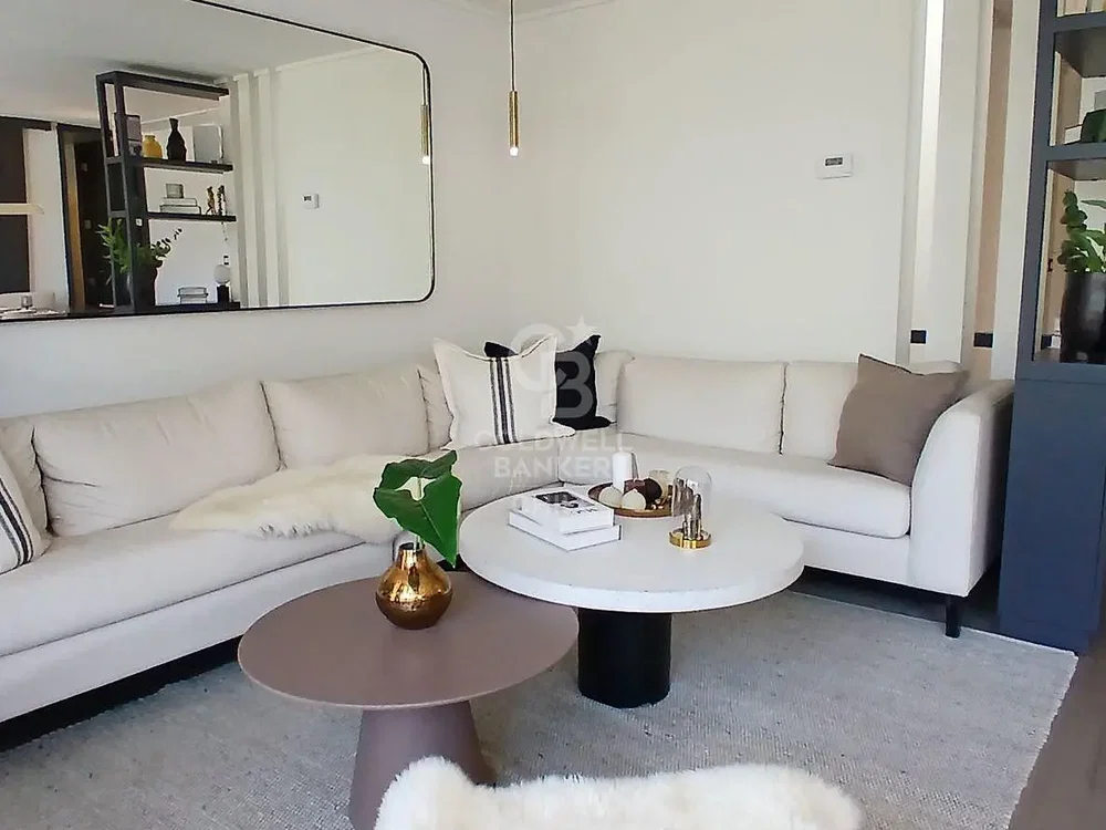 Obývací pokoj; dřevěná podlaha, přirozené světlo, moderní styl, vysoké stropy