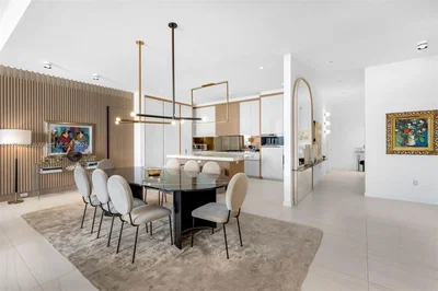 Salon; parquet, lumière naturelle, style moderne, hauteur sous plafond