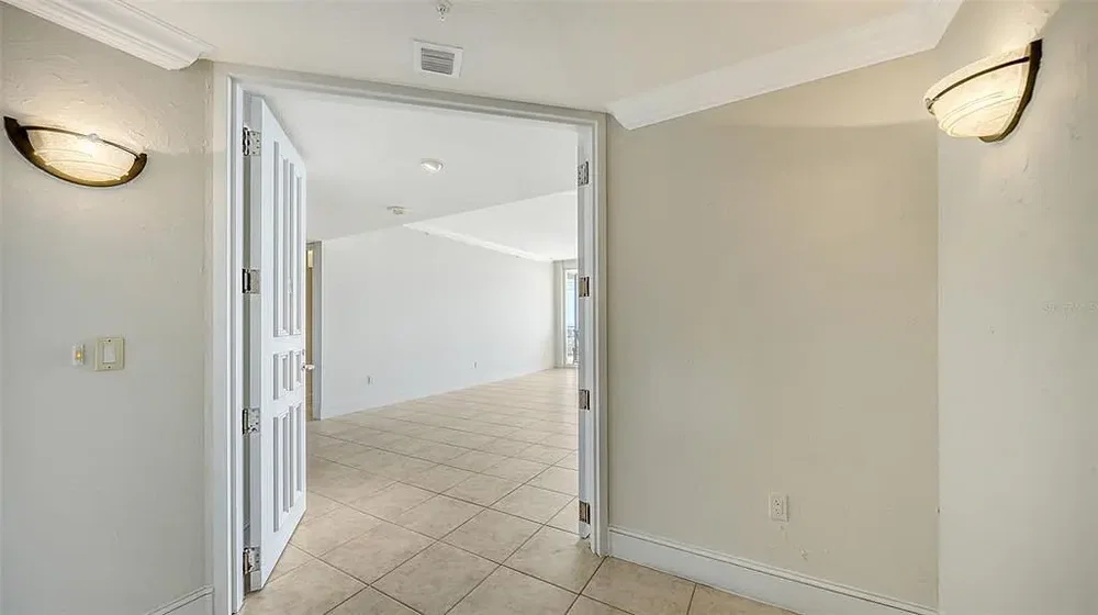 Salon; parquet, lumière naturelle, style moderne, hauteur sous plafond
